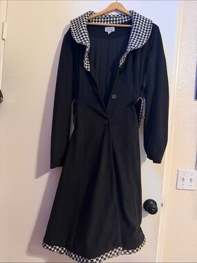 Unique Vintage Swing Coat with Black-and-White Houndstooth Trim